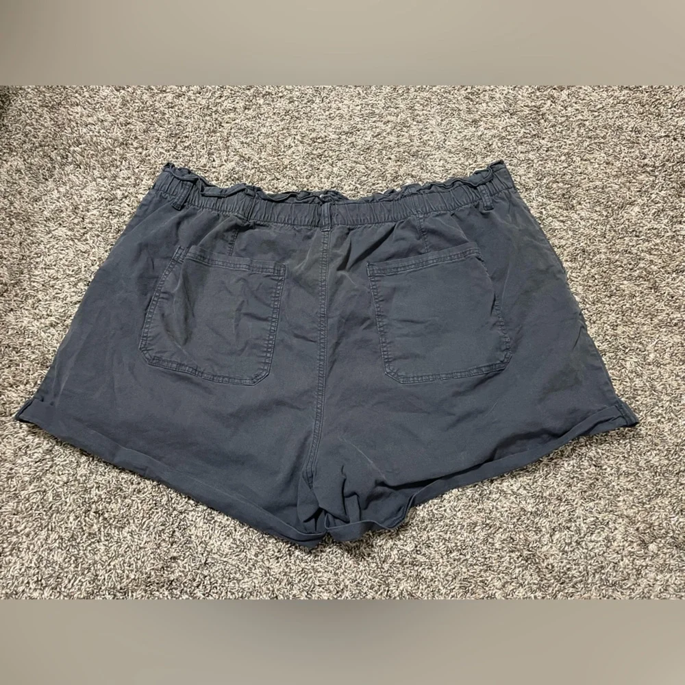 3X Universal Threads Elastic High Rise Shorts - Picture 2 of 8